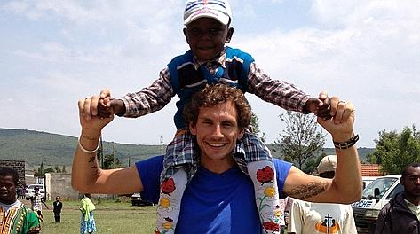 Filippo Pozzato, 30 anni, con una bimba del villaggio di Nyahururu