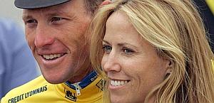 Sheryl Crow con Lance Armstrong nel 2005. Ansa