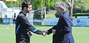 Massimo Moratti saluta il tecnico nerazzurro, Andrea Stramaccioni. Ansa