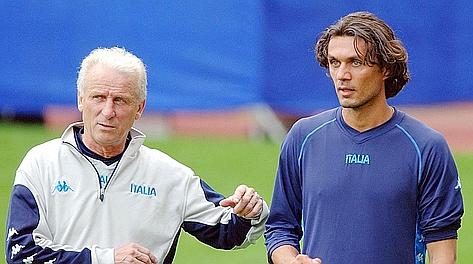 Giovanni Trapattoni e Paolo Maldini, oggi 73 e 44 anni, al Mondiale 2002. Ap