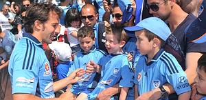 Ale Del Piero con i tifosi del Sydney. Ansa