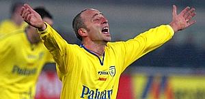 L'esultanza dopo un gol con la maglia del Chievo nel 2002. Ap