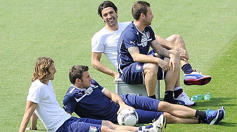 Gigi Buffon e Antonio Cassano sorridenti in Nazionale. Ansa
