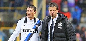 Andrea Stramaccioni (a destra), 36 anni, alla seconda stagione sulla panchina dell'Inter abbraccia capitan Javier Zanetti, 39 anni. Ansa