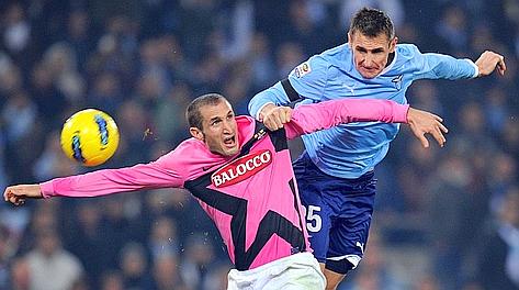 Contrasto tra Miroslav Klose e Giorgio Chiellini in Lazio-Juve dell'anno scorso. Ansa