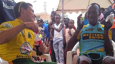  Il sudafricano Daren Lill in maglia gialla con il ruandese Adrien Niyonshuti prima delle premiazioni 