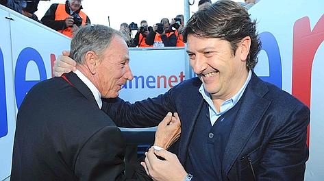 Il saluto tra Zeman e il presidente del Pescara Daniele Sebastiani. Ansa
