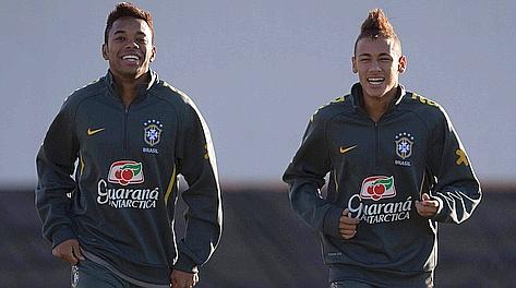 Robinho e Neymar insieme in allenamento in nazionale. Epa