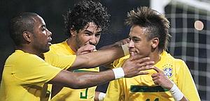 Robinho, Pato e Neymar festeggiano in verdeoro. Reuters