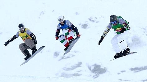Luca Matteotti (al centro) nel team event di snowboardcross. Fis