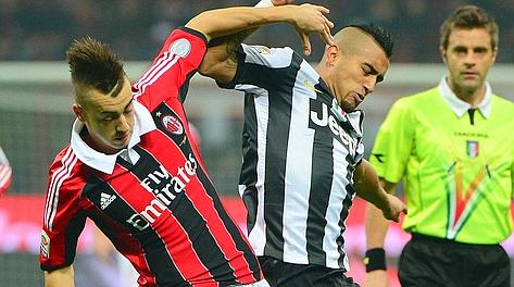 Duello tra Stephan El Shaarawy e Arturo Vidal in Milan-Juve dell'andata. Afp