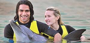 Radamel Falcao, 26 anni, e la compagna Lorelei Taron, coi delfini in piscina a Dubai