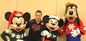 Francesco Totti in mezzo ai personaggi Disney
