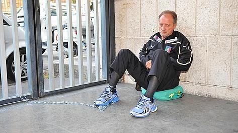 Renzo Ulivieri, 71 anni, incatenato davanti alla sede della Federcalcio. LaPresse