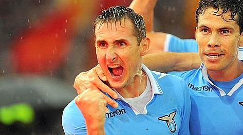 Miroslav Klose esulta dopo il gol nel derby con la Roma. LaPresse