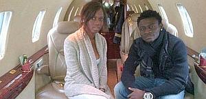 Abigail Barwuah e Oba Oba Martins a bordo di un un jet privato