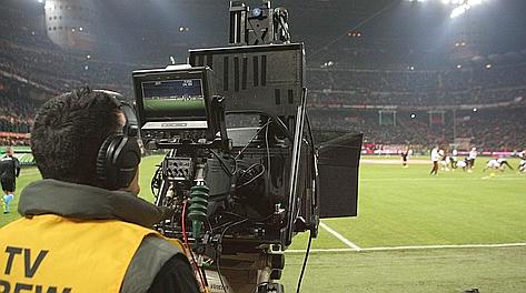 Una telecamera all'interno di uno stadio di calcio. LaPresse