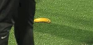 Il fermoimmagine della banana lanciata a Roberto Carlos. Ansa