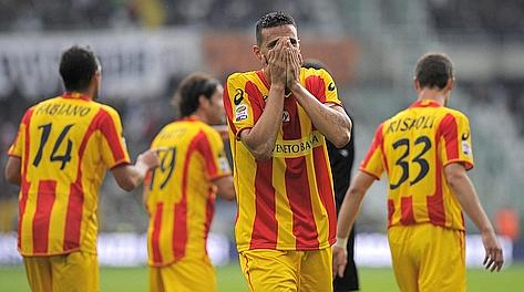 Stefano Ferrario, 27 anni, si copre il volto dopo un gol subito contro la Juve. Afp
