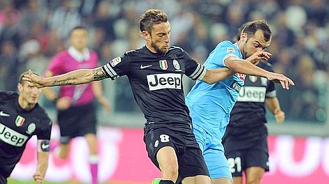 Claudio Marchisio duella con Goran Pandev nell'ultimo Juve-Napoli. Ansa