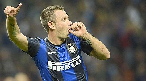 Antonio Cassano, 30 anni, carica l'Inter. LaPresse