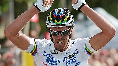 A braccia levate dopo uno sprint vinto al Giro. Afp