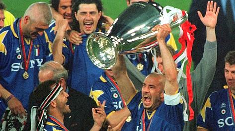 Gianluca Vialli alza al cielo la Coppa vinta con la Juve nel 1996.