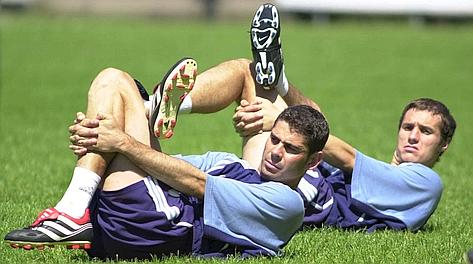 Europei del 2000: Fernando Hierro e Ivan Helguera fanno stretching durante una seduta d'allenamento della Spagna. Ap