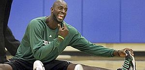 Kevin Garnett, stretching col sorriso per la stella dei Boston Celtics di Nba. Ap