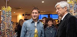 Francesco Totti e Gianni Rivera insieme nel 2010. Ansa