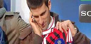 Djokovic con la maglia del Milan, nella sua visita a Milanello