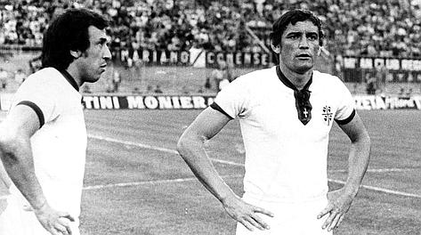 Gigi Riva in un'immagine del 1973; a sinistra Pierluigi Cera.