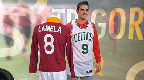 Erik Lamela con la maglia di Rondo, regalo di Pallotta. AsRoma