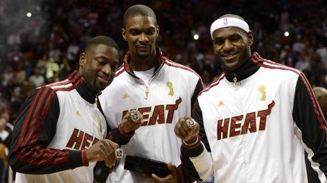 Dwyane Wade, Chris Bosh e LeBron James con l'anello 2012. Epa