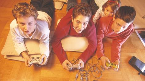 I bambini giocano molte ore con i videogame