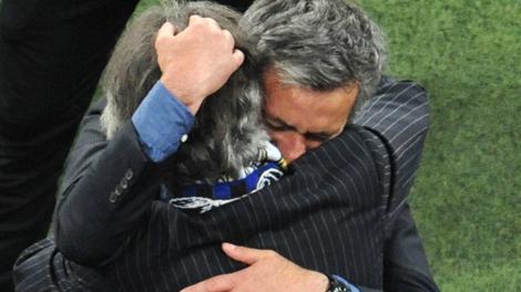 L'abbraccio tra Jos Mourinho e Massimo Moratti dopo la vittoria della Champions 2010. Afp