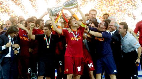Francesco Totti festeggia la Supercoppa vinta contro l'Inter. Ansa