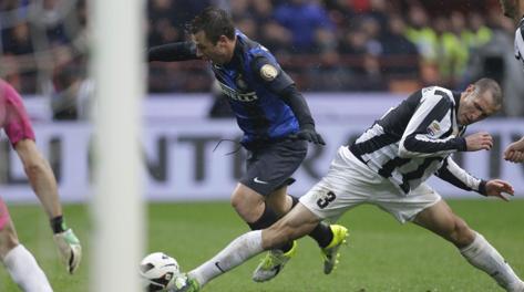 L'episodio incriminato in Inter-Juve: sull'1-2 Chiellini allunga la gamba e stende Cassano. Ap