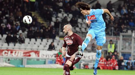 Il perentorio colpo di testa di Edinson Cavani, 26 anni:  il 5-3 che chiude Torino-Napoli. Ansa