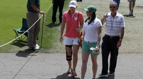 Lindsey Vonn, a sinistra, segue Tiger con un tutore al ginocchio operato