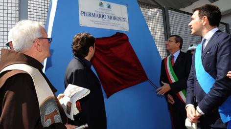 Il sindaco di Pescara Luigi Albore Mascia scopre la targa che ricorda all'Adriatico Piermario Morosini. Ansa 