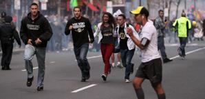 Maratoneti e spettatori scappano dopo le esplosioni. Ap