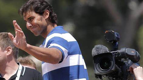 Rafael Nadal, 26 anni, saluta i tifosi. Afp