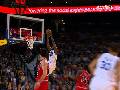 Dunk of the night: Barnes vola in cielo