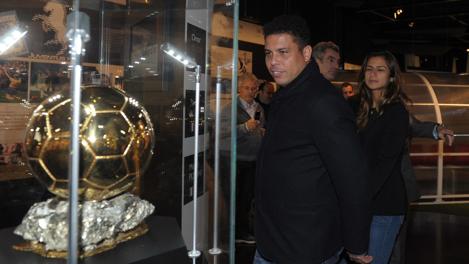L’ex Fenomeno Ronaldo in visita allo Juventus Museum. LaPresse