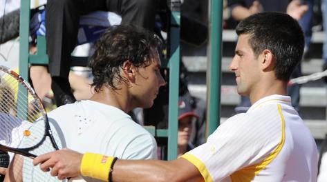 Novak Djokovic, 25 anni, saluta Rafa Nadal, 26. Reuters