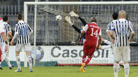 Il gol-partita di Ze Eduardo in Ascoli-Padova. LaPresse