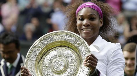 Serena Wiilliams con il piatto di Wimbledon nel 2012. LaPresse