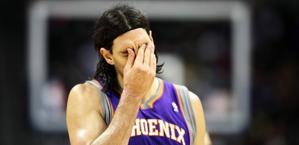 Luis Scola tra i protagonisti della stagione no dei Suns. Reuters