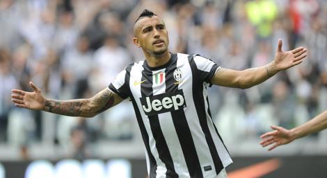 Arturo Vidal esulta dopo aver realizzato il gol-scudetto della Juventus. Reuters